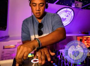 Experience the Ultimate Party Atmosphere: Live DJ, Dance Floor, and Spectacular Views on a Luxury Boat!